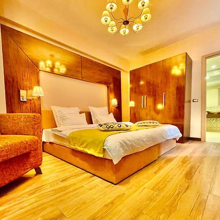 Royal Studio Apartment With A Perfect View - Yamaluxe Bucureşti Ngoại thất bức ảnh