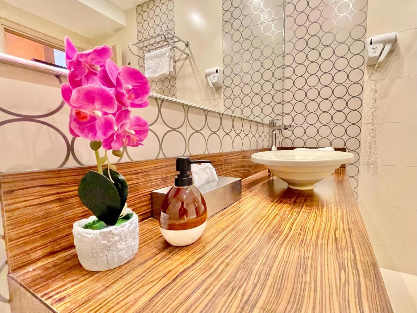 Royal Studio Apartment With A Perfect View - Yamaluxe Bucureşti Ngoại thất bức ảnh
