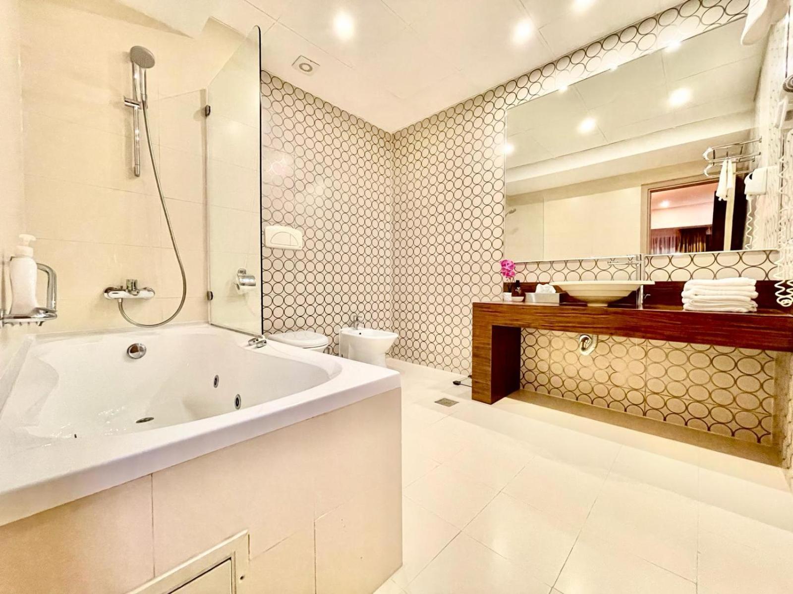Royal Studio Apartment With A Perfect View - Yamaluxe Bucureşti Ngoại thất bức ảnh