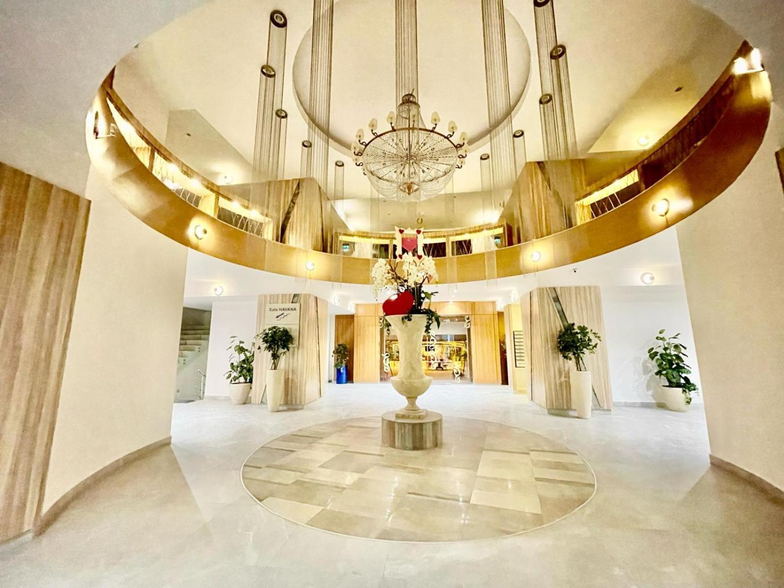 Royal Studio Apartment With A Perfect View - Yamaluxe Bucureşti Ngoại thất bức ảnh