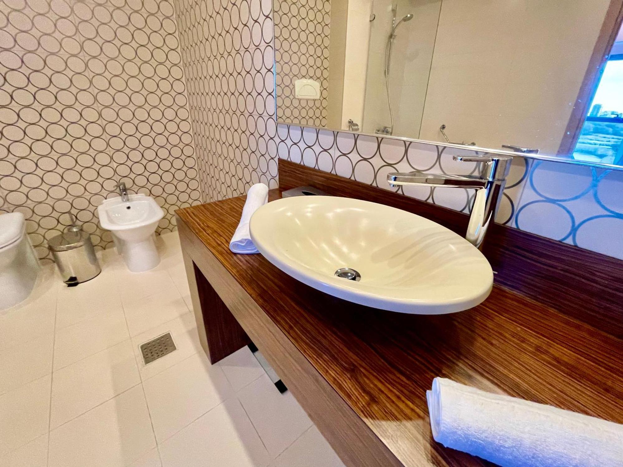 Royal Studio Apartment With A Perfect View - Yamaluxe Bucureşti Ngoại thất bức ảnh