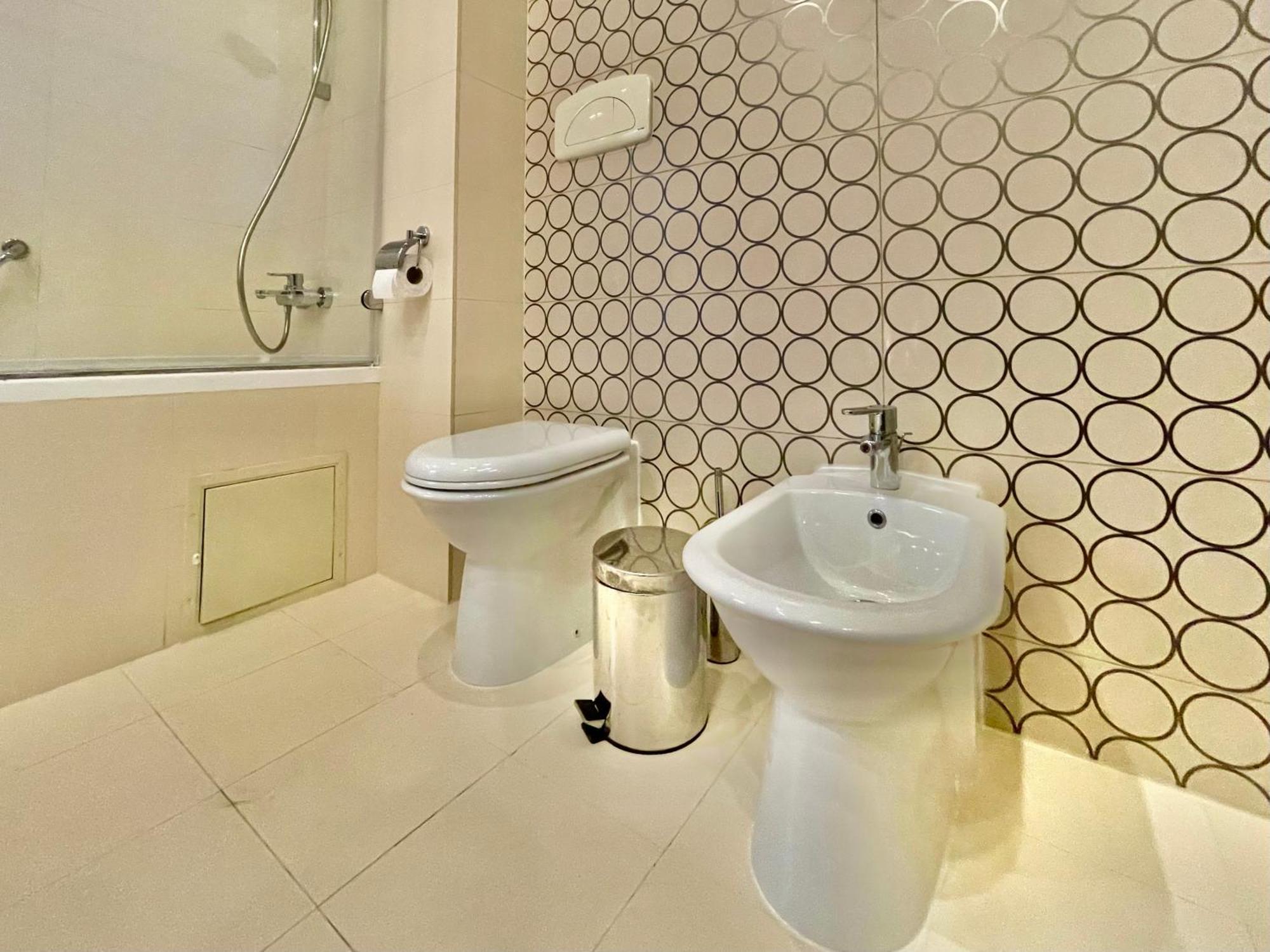Royal Studio Apartment With A Perfect View - Yamaluxe Bucureşti Ngoại thất bức ảnh
