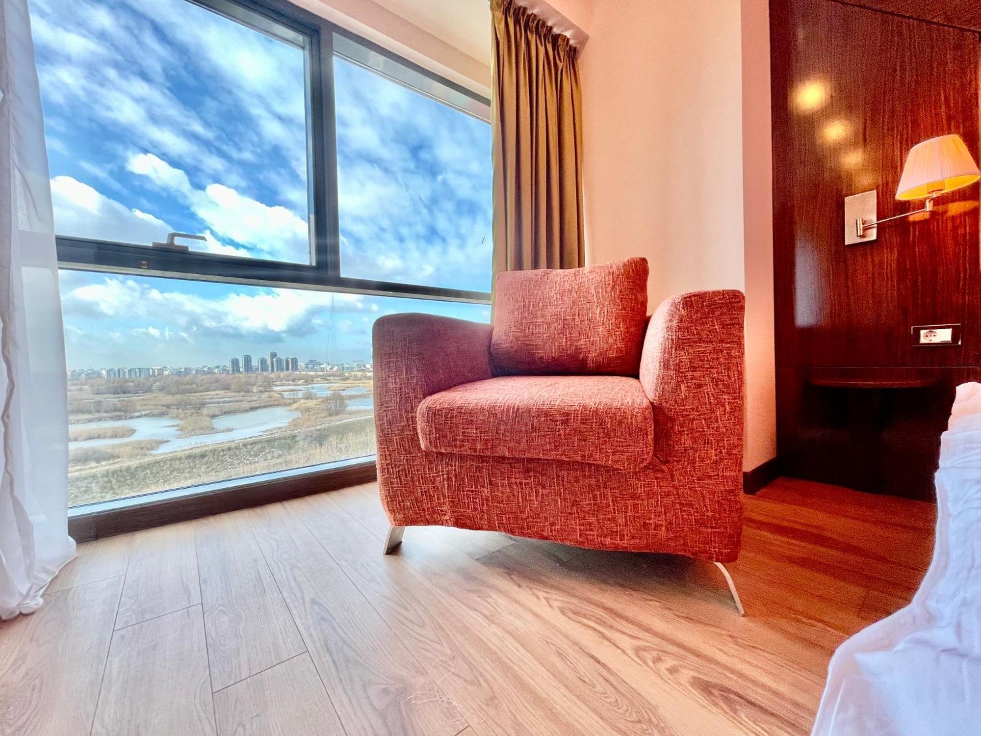Royal Studio Apartment With A Perfect View - Yamaluxe Bucureşti Ngoại thất bức ảnh